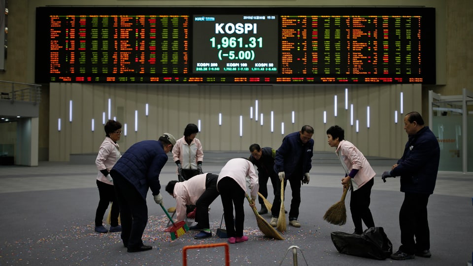 Arbeiterinnen und Arbeiter putzen die koreanische Börse.