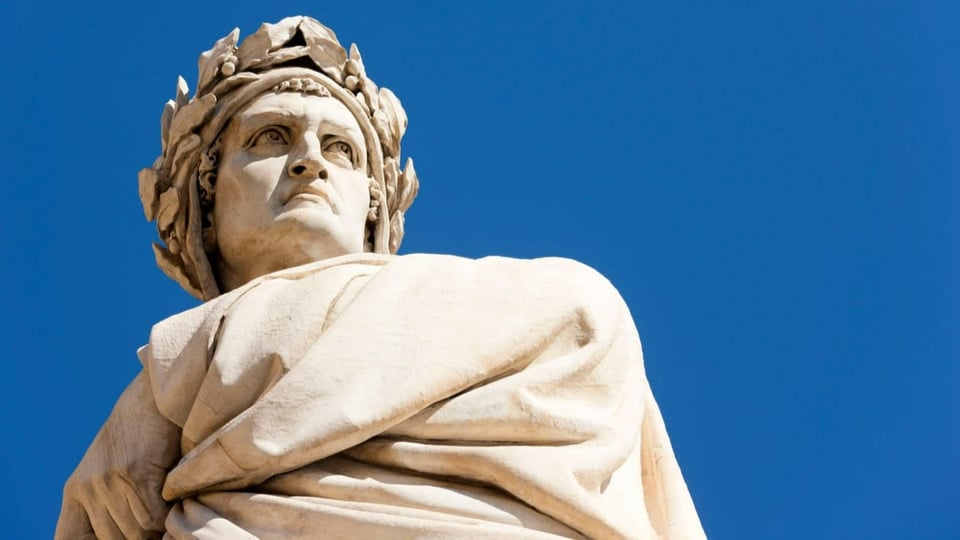 Statue eines Mannes, Marmor, vor blauem Himmel.