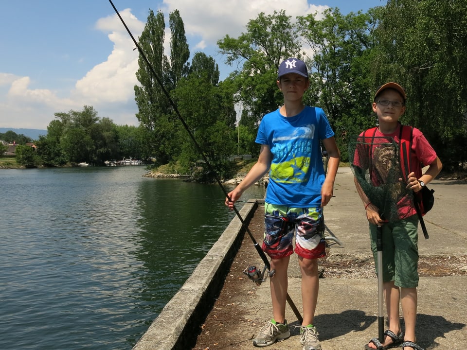 Zwei junge Fischer posieren stolz vor ihren Fanggründen. 