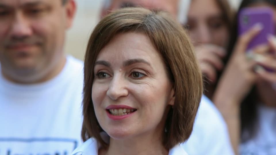 Das Bild zeigt die moldawische Präsidentin Maia Sandu. Eine rund 40-jährige Frau mit braunen, halblangen Haaren