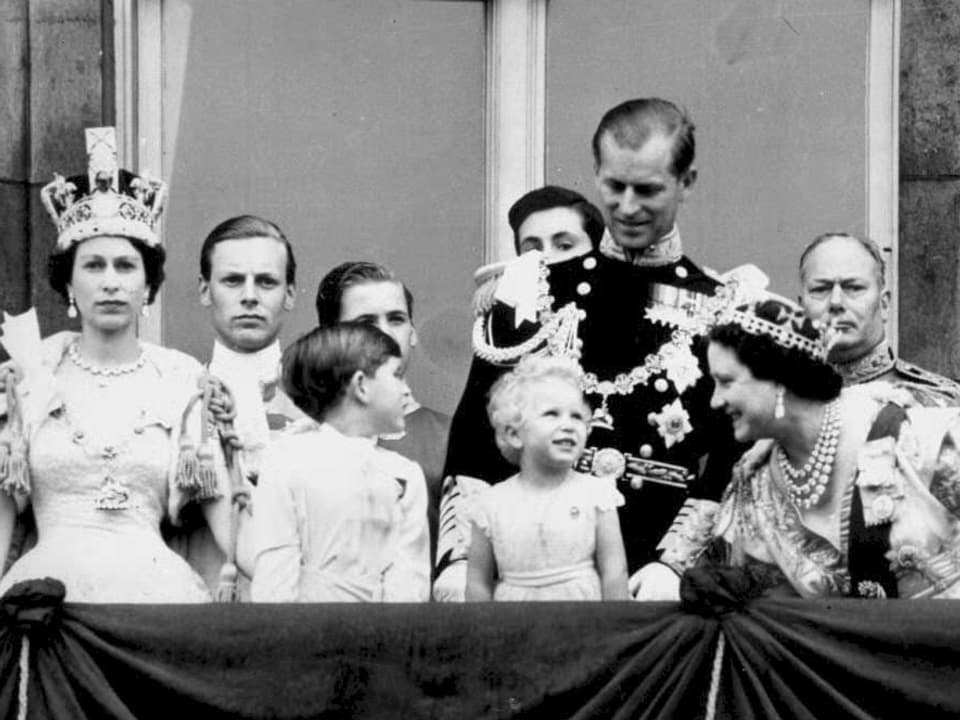 Queen Elizabeth steht mit Ehemann, Sohn, Tochter und Mutter auf einem Balkon.