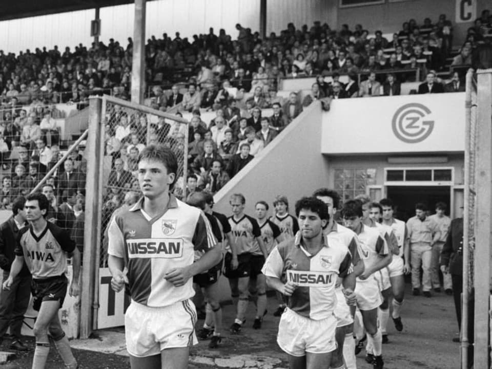 GC-Spieler laufen im Herbst 1985 aufs Feld.