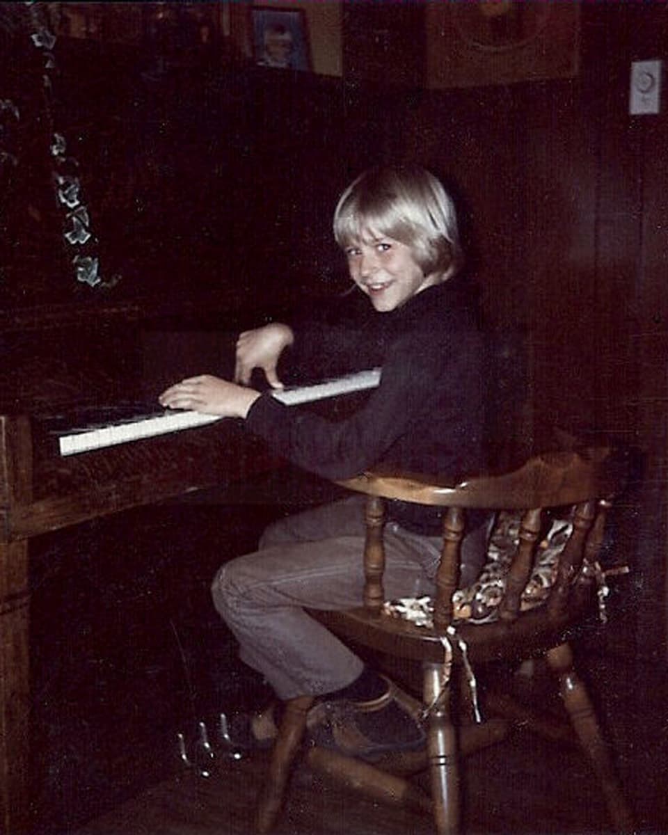 Der junge Kurt Cobain am Klavier