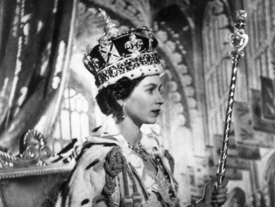 Das offizielle Portrait von Queen Elizabeth II. nach der Krönung im Thronsaal des Buckingham Palace.