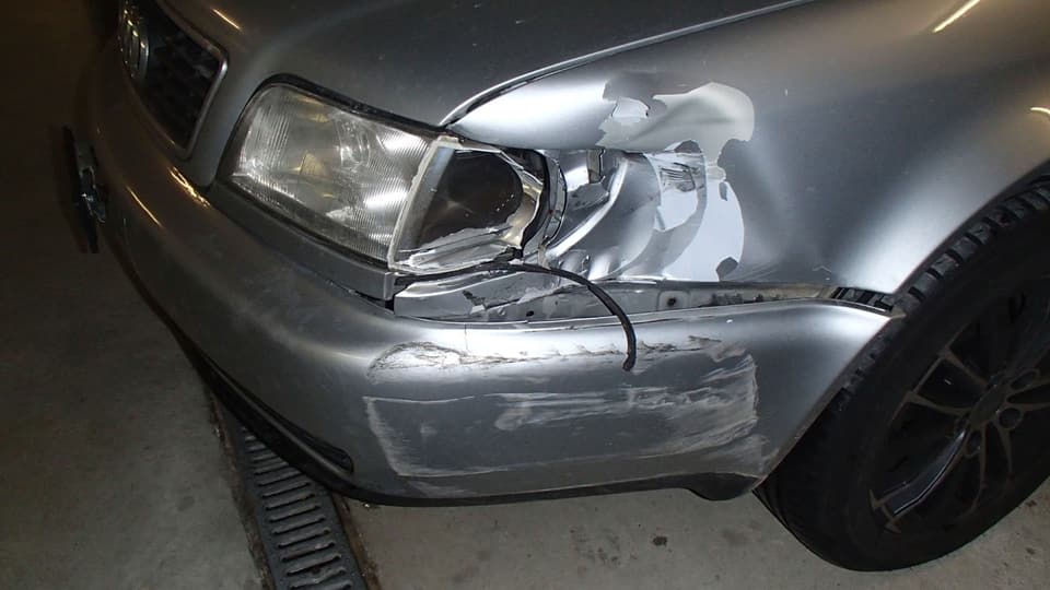 Das beschädigte Unfall-Fahrzeug von Birr. Der Audi hat eine eingedrückte Frontpartie.
