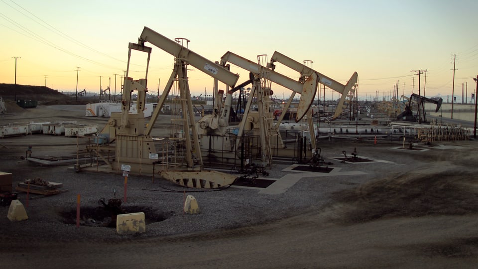 Mehrere Tiefpumpen auf einem kalifornischen Ölfeld.