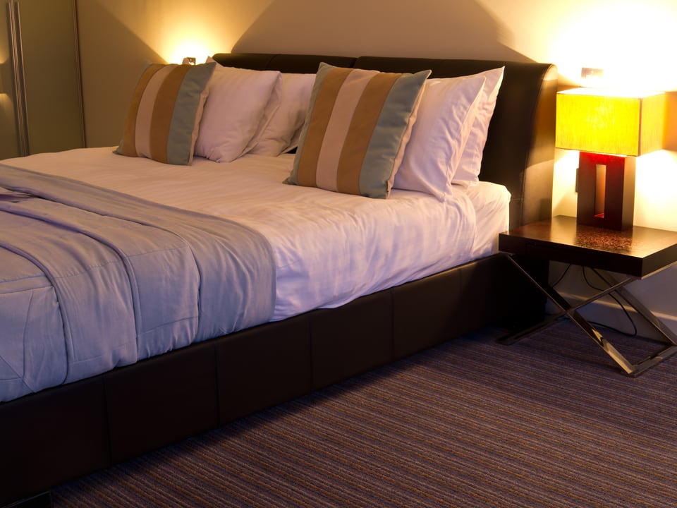 Hotelzimmer mit Teppich.