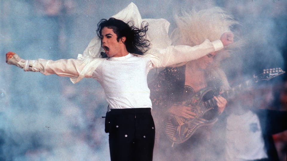Michael Jackson auf der Bühne mit ausgestreckten Armen