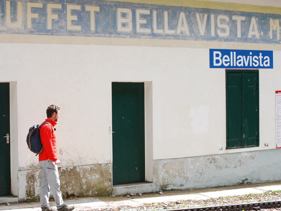 Nik Hartmann wartet an der Station Bellavista. 