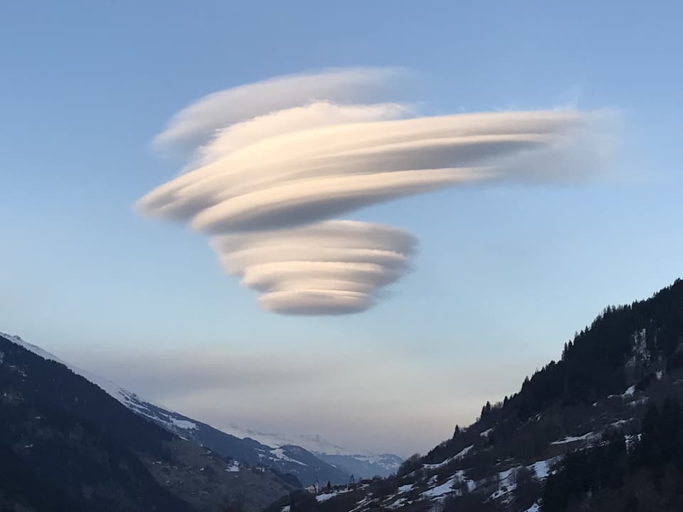 Wolken, die aussehen wie ein Ufo.