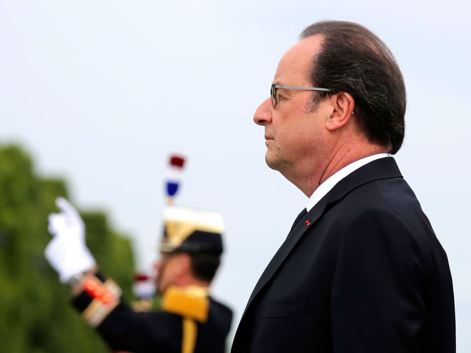 Frnçois Hollande im Profil. Andächtig.