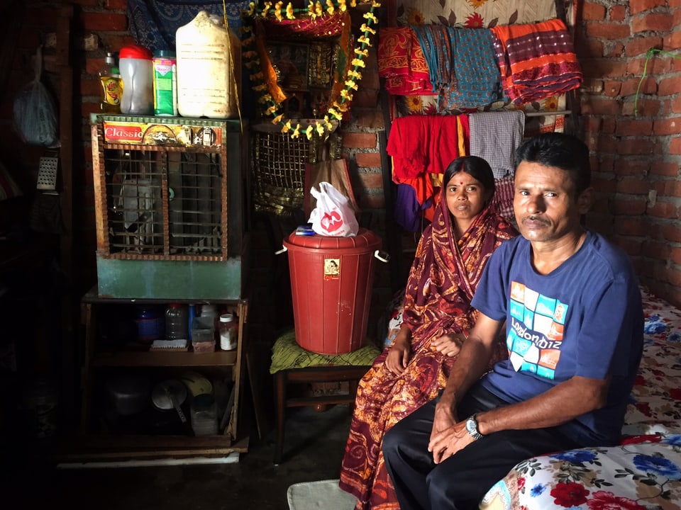 Pratima mit ihrem Ehemann in ihrem winzigen Zimmer. 