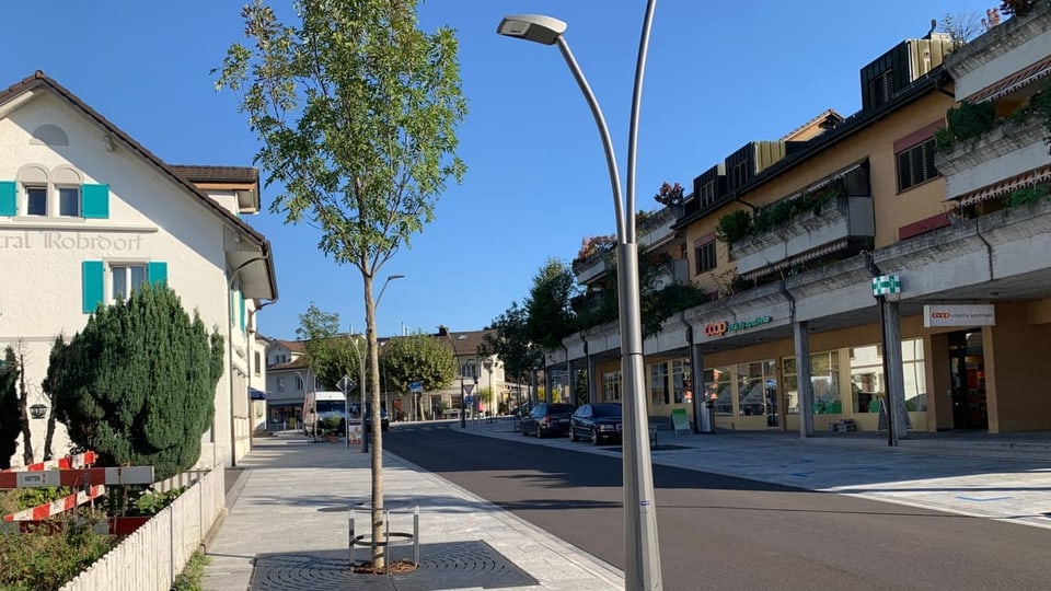 Neu gestaltete Hauptstrasse mit breiten Trottoirs und Bäumen