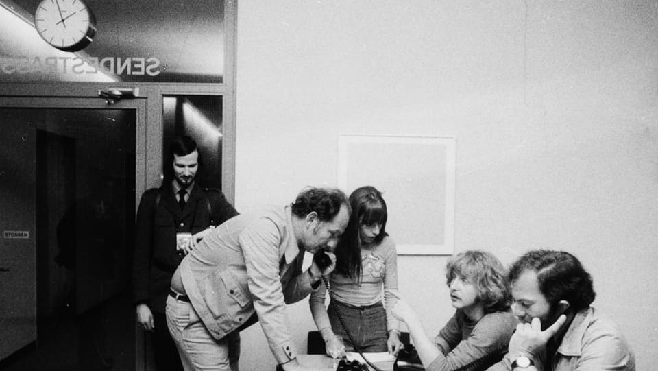 Zu später Stunde bei der 250. Sendung «Nachtexpress» 1974. Das Team nimmt am Telefon letzte Musikwünsche entgegen.