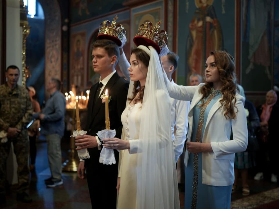 Heirat mitten im Krieg: In der Michaelskathedrale in Kiew lässt sich ein Paar trauen (29. Mai)
