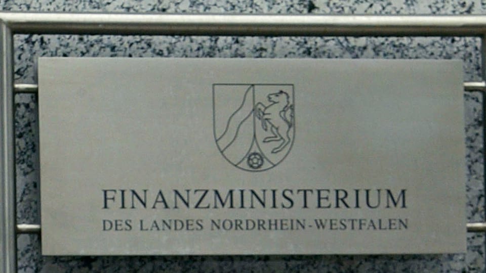 Schild des Finanzministeriums von Nordrhein-Westfalen.