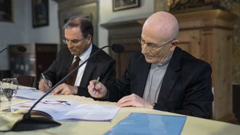 Bischof Joseph Maria Bonnemain, rechts, und Stefan Müller, Präsident der Biberbrugger-Konferenz, beim Unterschreiben