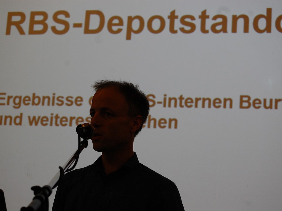RBS-Direktor Fabian Schmid mit der Leuchtwand im Rücken.