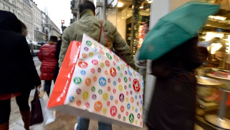 Wirtschaft - An Weihnachten darf es was kosten - News - SRF
