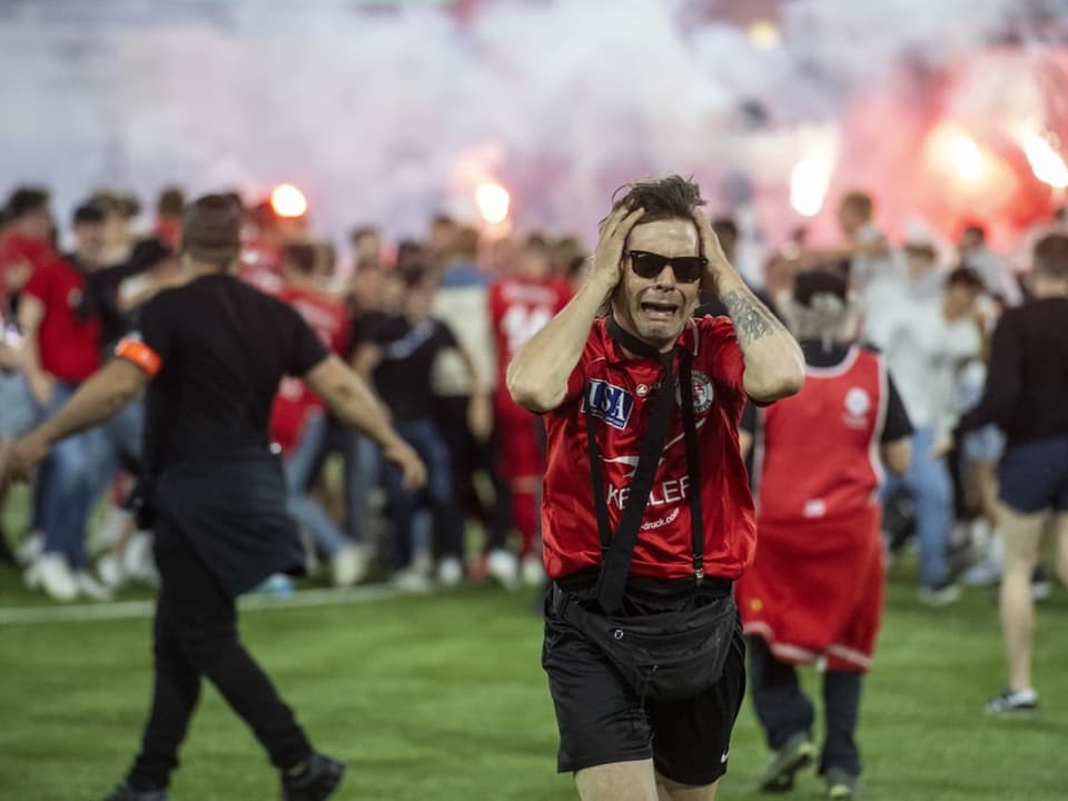Fans in Euphorie nach dem Sieg des FC Winterthurs. 