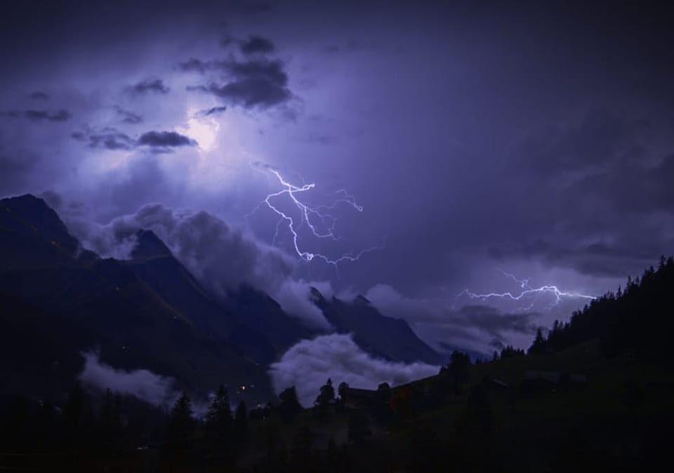 Heute Nacht, das Gewitter über /von Adelboden aus.