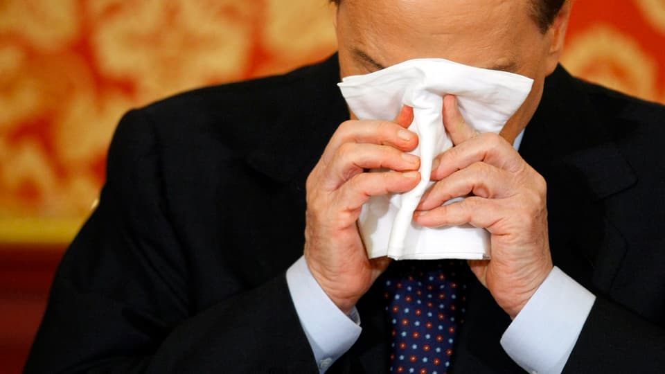 Berlusconi mit Taschentuch.