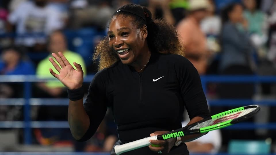 Serena Williams lacht winkend