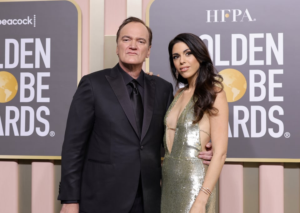 Tarantino Arm in Arm mit seiner Frau.