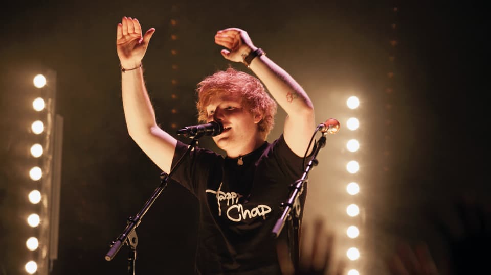 Ed Sheeran füllt die Bühne mit seiner Präsenz komplett aus.