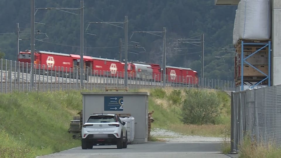 Roter Zug auf Gleis.