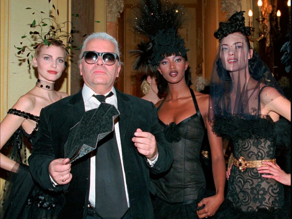 Karl Lagerfeld im Jahr 1996 mit den Models Nadja Auermann und Naomi Campbell.