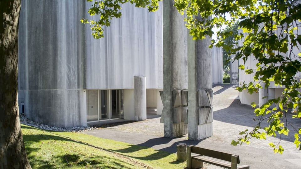 Betongebäude mit Sitzbank.