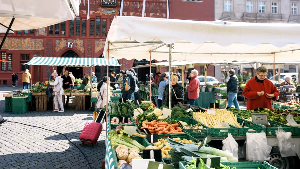 Marktstände mit Gemüse auf dem Marktplatz in Basel.