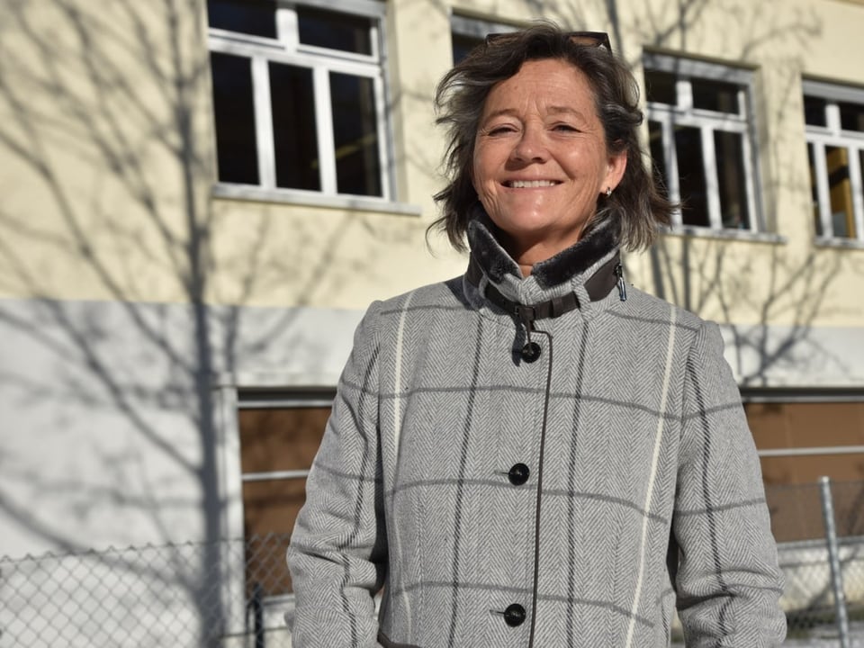 Lehrerin Regula Grunder vor der Schule in Adelboden.