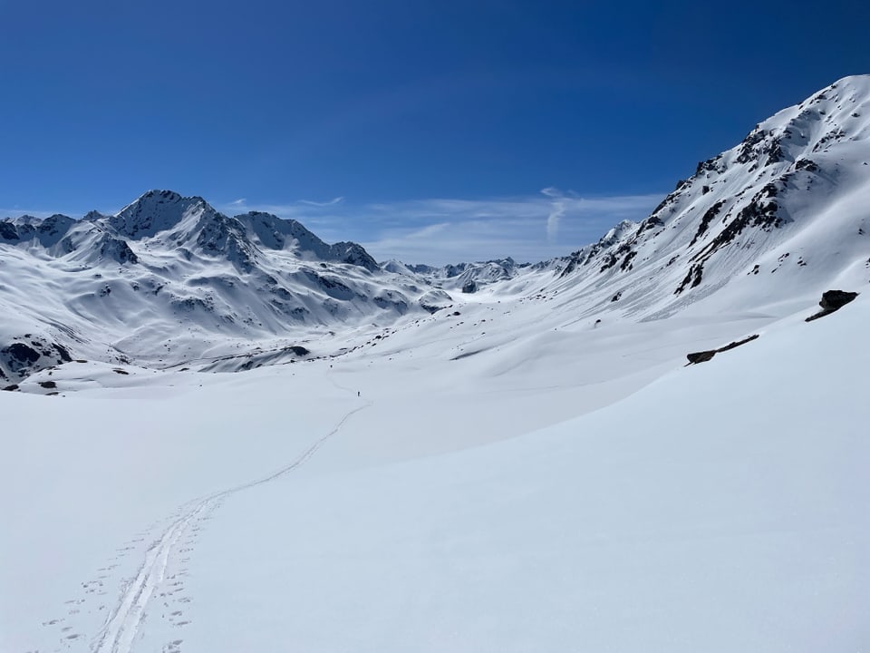 Verschneite Alpenlandschaft bei sonnigem Wetter