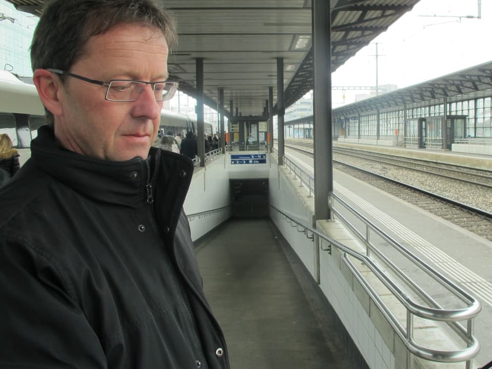 Markus Gugler steht am Bahnhof in Aarau.