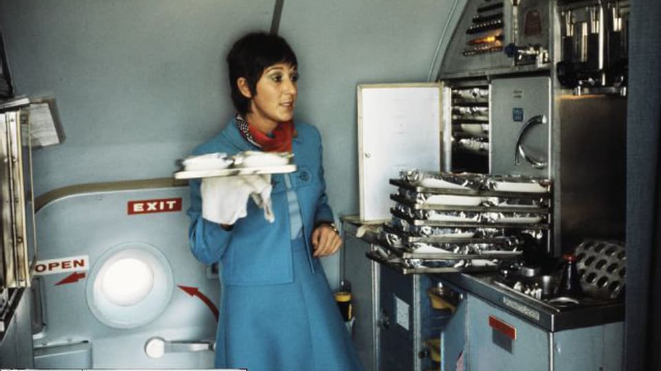 Eine Stewardess in der Galley einer Douglas DC-9 der Swissair (1977). 