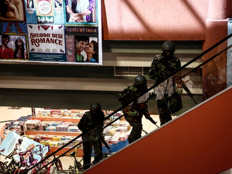 Kenianische Soldaten im Einkaufszentrum. (keystone)
