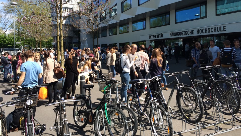 Viele Studenten stehen vor dem Unigebäude in Luzern.