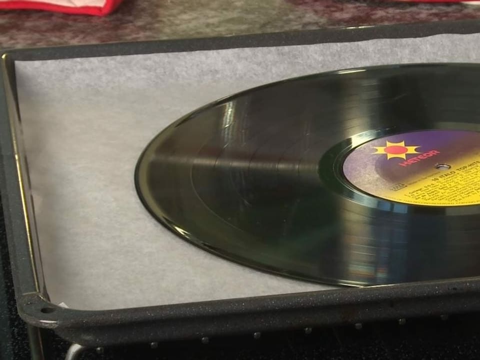Eine Schallplatte liegt auf einem Backblech.