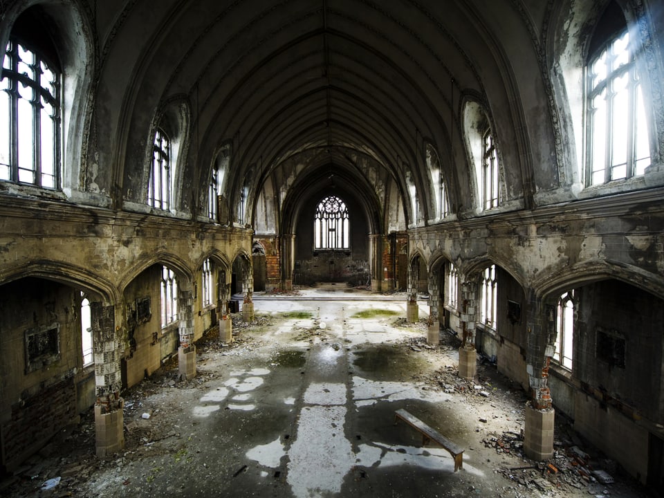 Das verfallene Innere einer Kirche in Detroit.