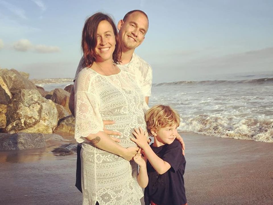 Schwangere Frau mit Mann und Sohn am Strand