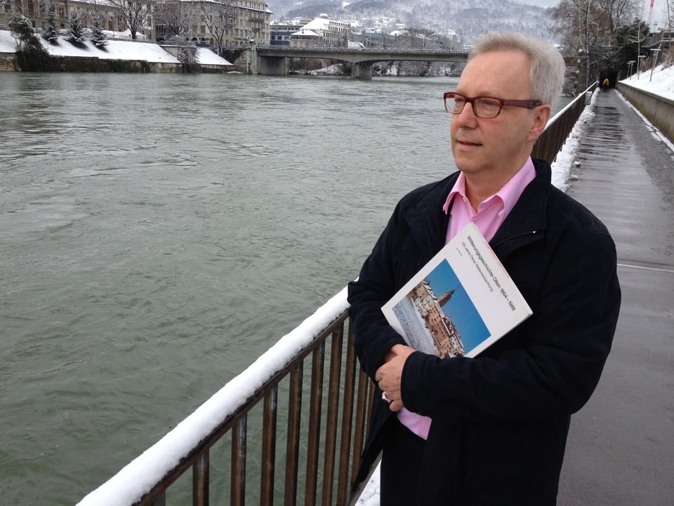 Der heute 62-jährige Christoph Rast blickt auf die heutige Aare und erinnert sich ans Jahr 1963, als die Aare zufror.