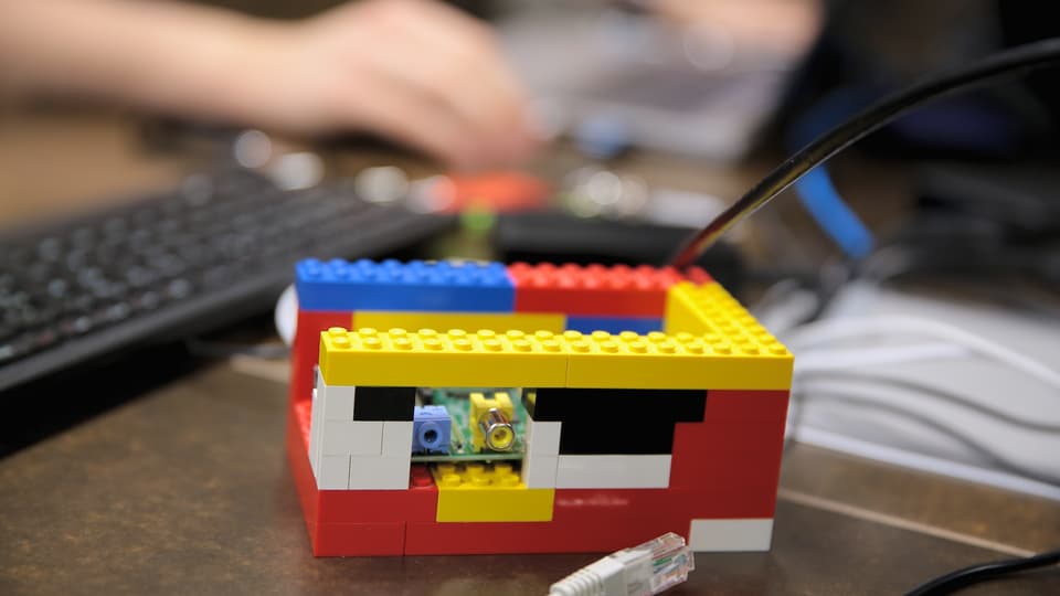 Auf dem Tisch ein Lego-Pi.
