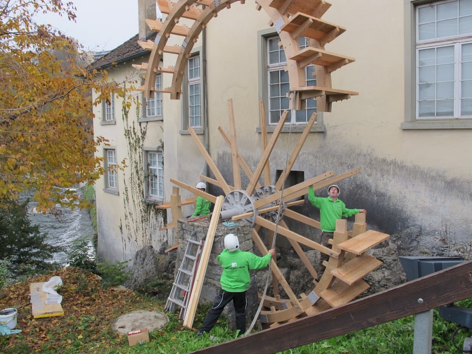 Millimeterarbeit: Das alte Mühlerad am Rheinfall wird durch ein neues ersetzt.