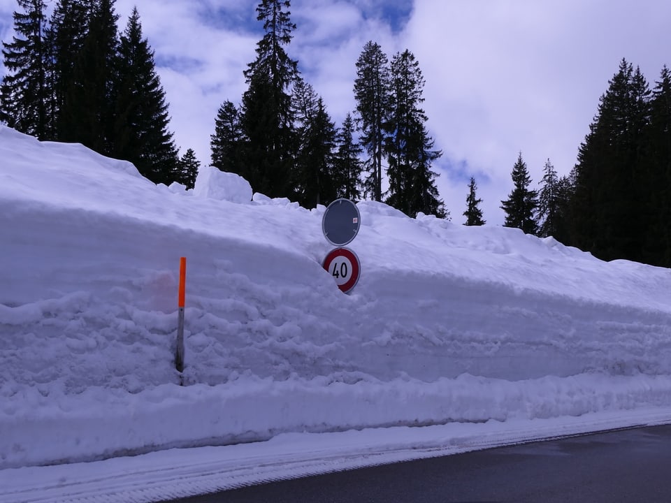 Eine Verkehrstafel im Schnee.