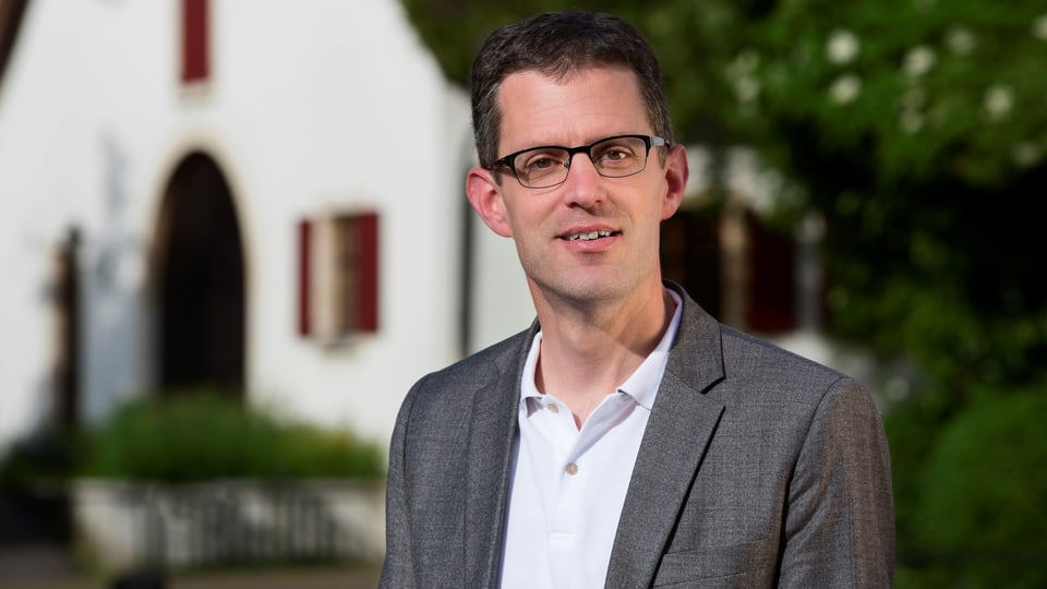 Markus Eigenmann, FDP, ist seit vier Jahren Gemeindepräsident. Mann steht im Dorf