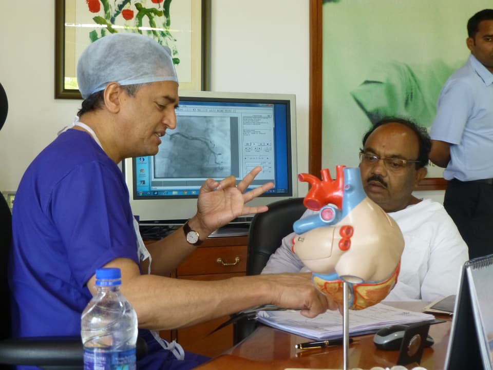 Devi Shetty berät einen Herzpatienten.