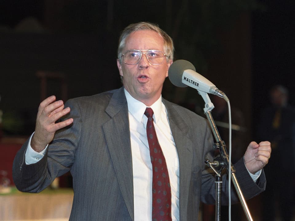 Blocher spricht an der Delegiertenversammlung der SVP im Jahr 1992. Er spricht sich gegen den EWR-Beitritt der Schweiz aus.
