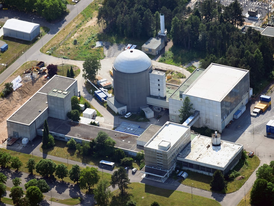 Luftansicht der AKW-Anlage mit den ehemaligen Verwaltungs- und Betriebsgebäuden.